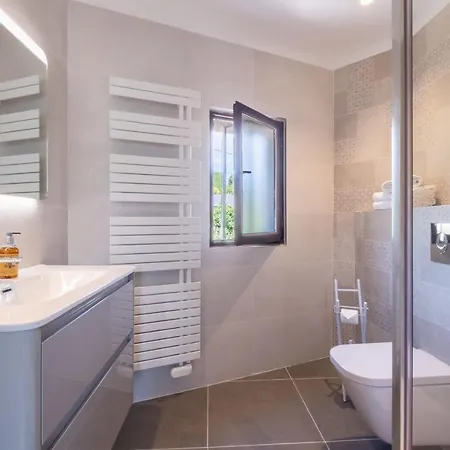빌라 Calm Family House With Swimming Pool *