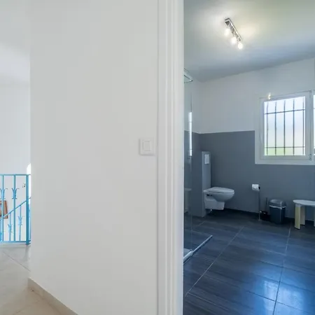 Βίλα Calm Family House With Swimming Pool Αντίμπ