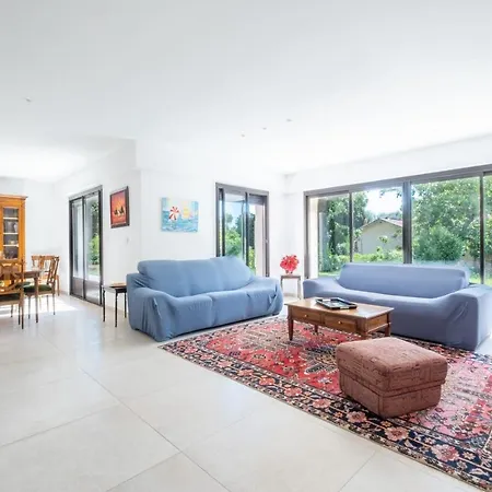Villa Calm Family House With Swimming Pool