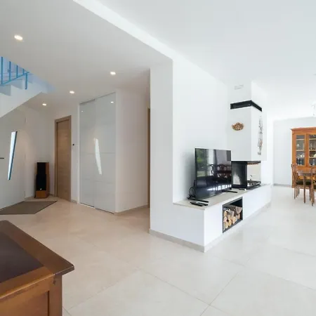 Calm Family House With Swimming Pool Antibes