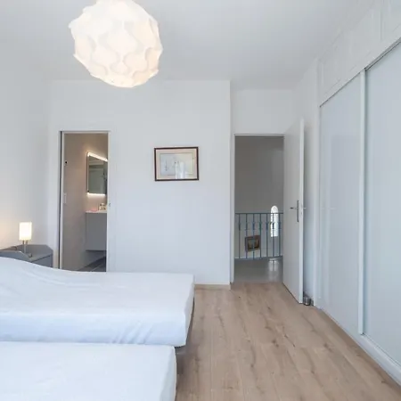 Calm Family House With Swimming Pool アンティーブ