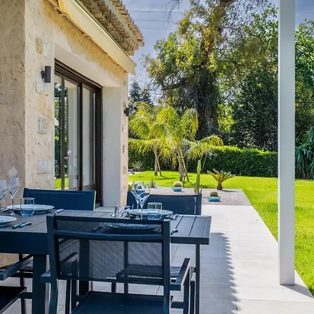 Βίλα Calm Family House With Swimming Pool